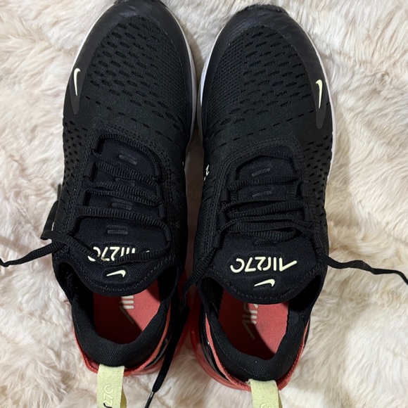 Nike Air Max 270 Black and Coral Sneakers NEW - Picture 4 of 9